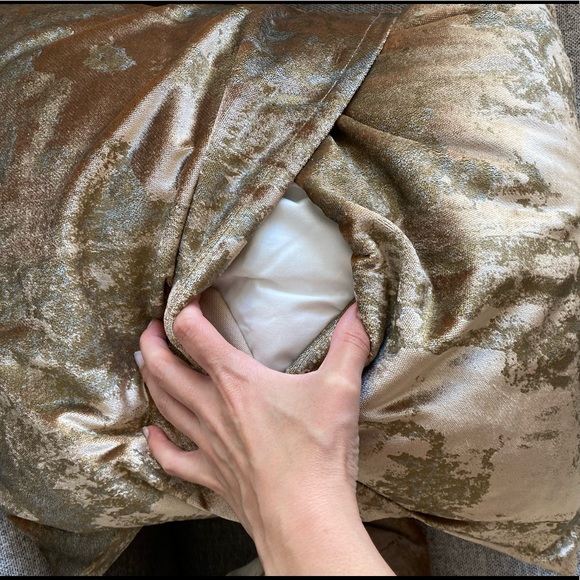 🗽West Elm Accent Pillows - Picture 3 of 4